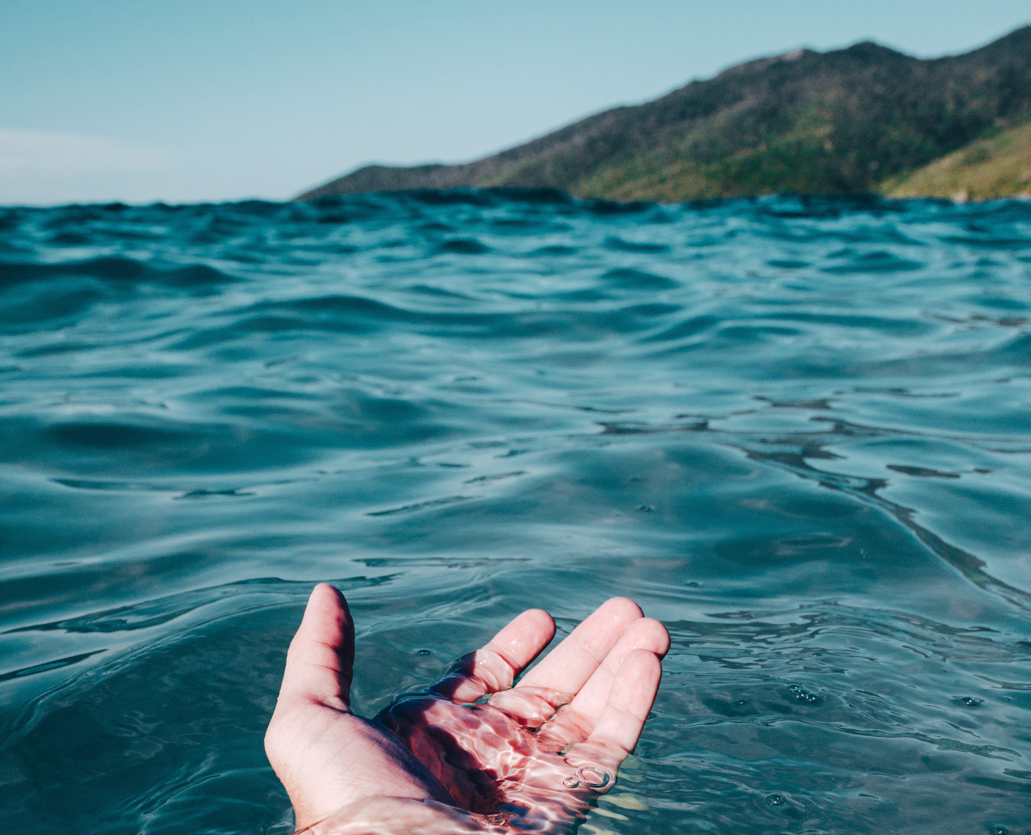 Я тоже хотел поехать к морю. Рука в море. Цитаты про море. Рука из моря. Рука в океане.